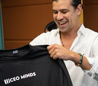 Foto del evento CEO Minds, camiseta con el logo de la marca