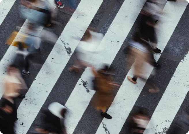 Cruce peatonal con motion-blur, personas caminando en movimiento